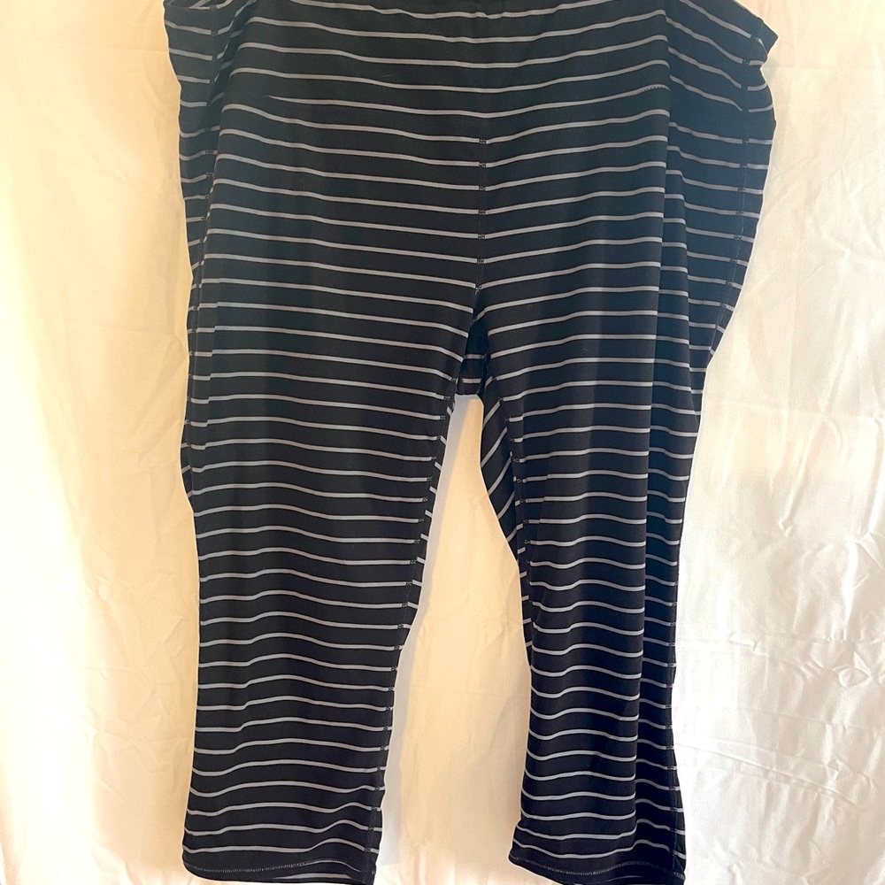 Athleta salutation black grey stripe leggings 2x cropped length